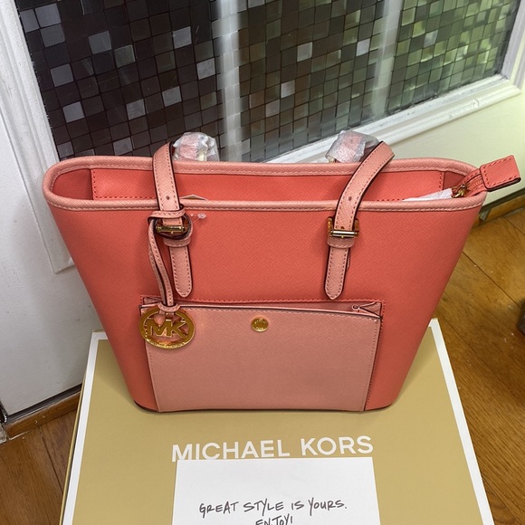 ๐ Michael kors NWT jet set leather medium peach tote gorgeous ๐ - Picture 2 of 15